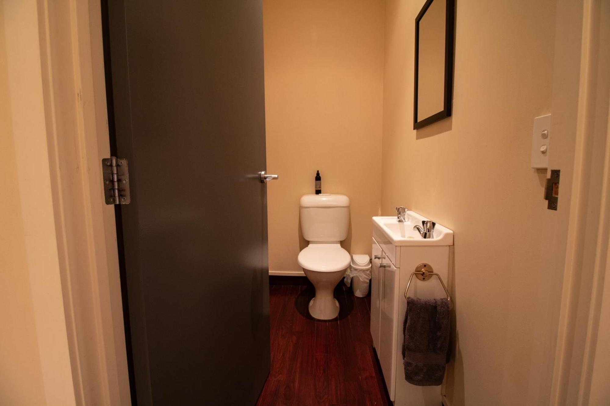 Large Luxury Apartment Located Right In Town Tauposee Exterior foto