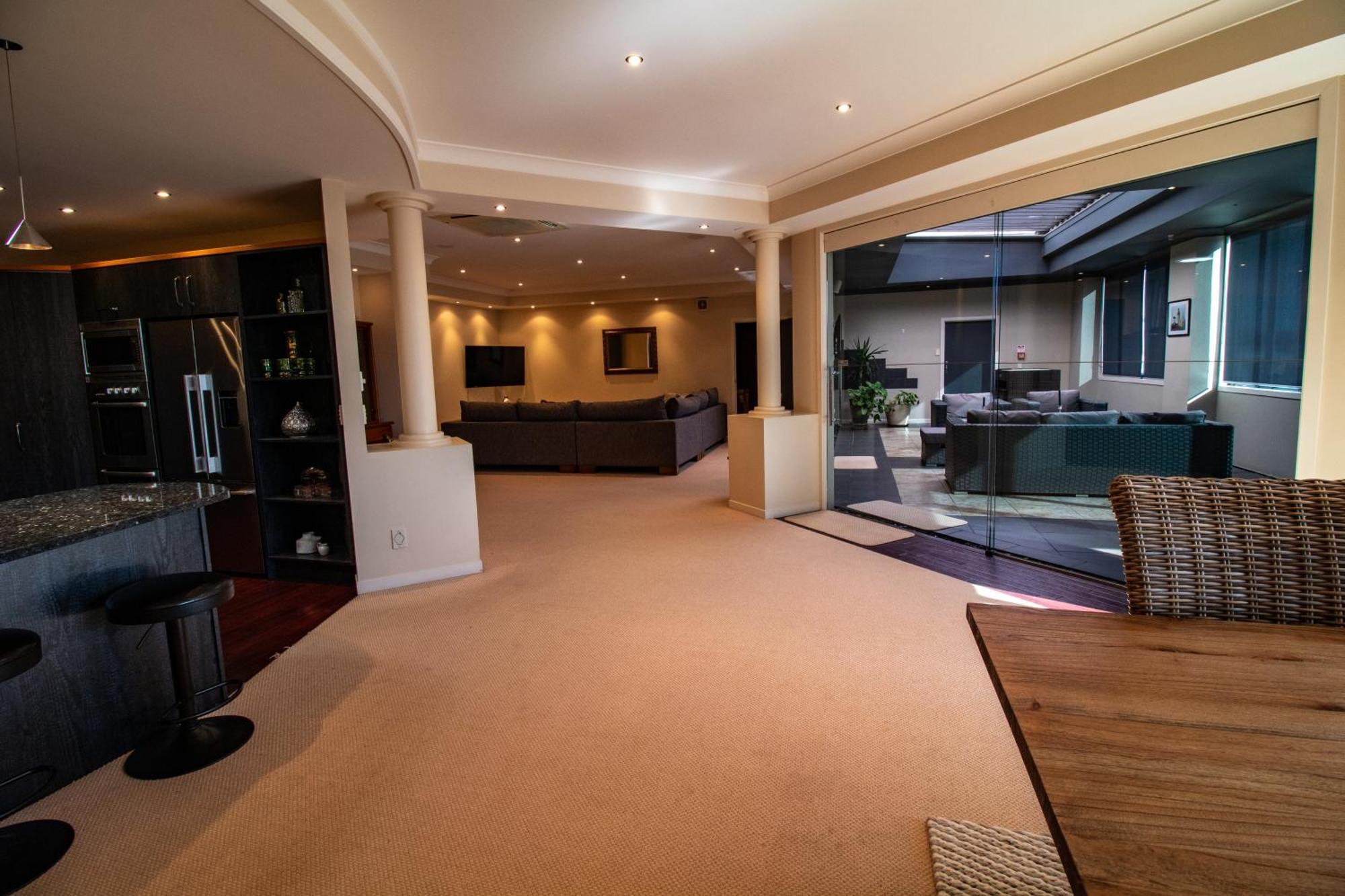 Large Luxury Apartment Located Right In Town Tauposee Exterior foto