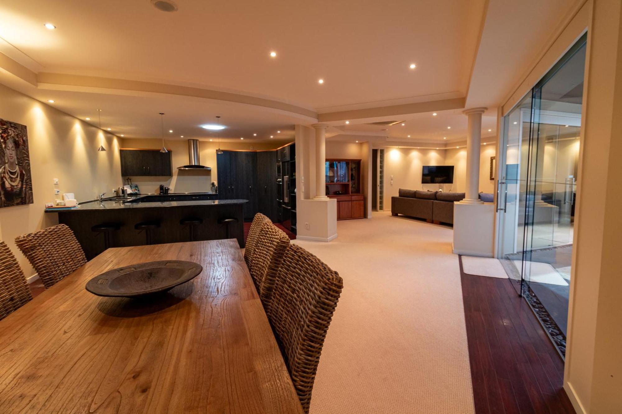 Large Luxury Apartment Located Right In Town Tauposee Exterior foto