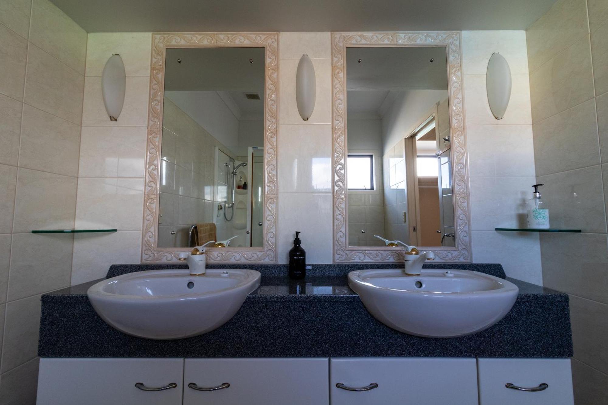 Large Luxury Apartment Located Right In Town Tauposee Exterior foto