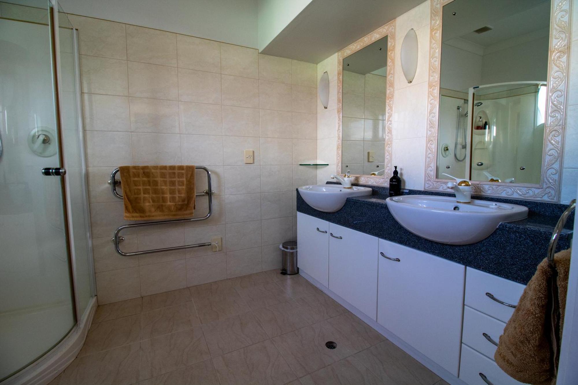 Large Luxury Apartment Located Right In Town Tauposee Exterior foto
