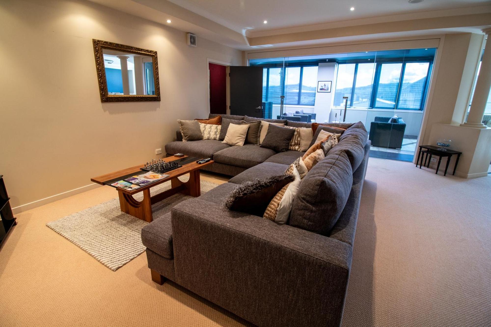 Large Luxury Apartment Located Right In Town Tauposee Exterior foto