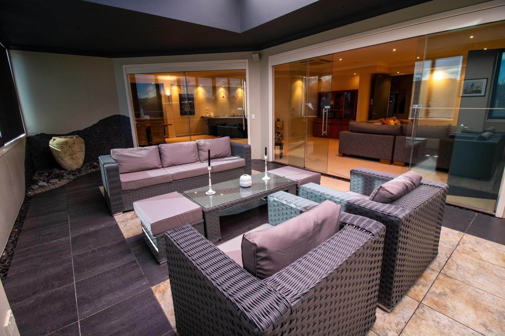 Large Luxury Apartment Located Right In Town Tauposee Exterior foto